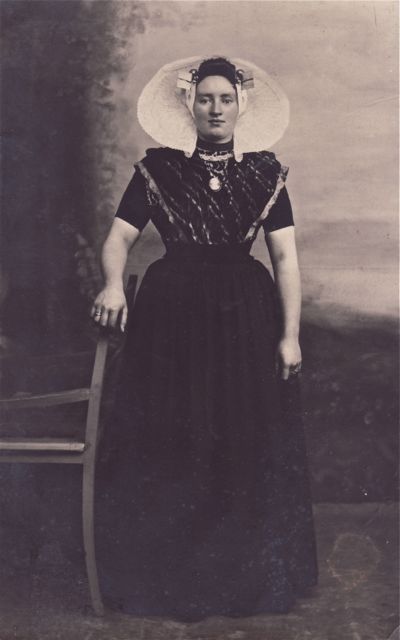 Wearables zoals wij ze allang kenden in onze familie. Hier Emilienne met haar radio-ontvanger.